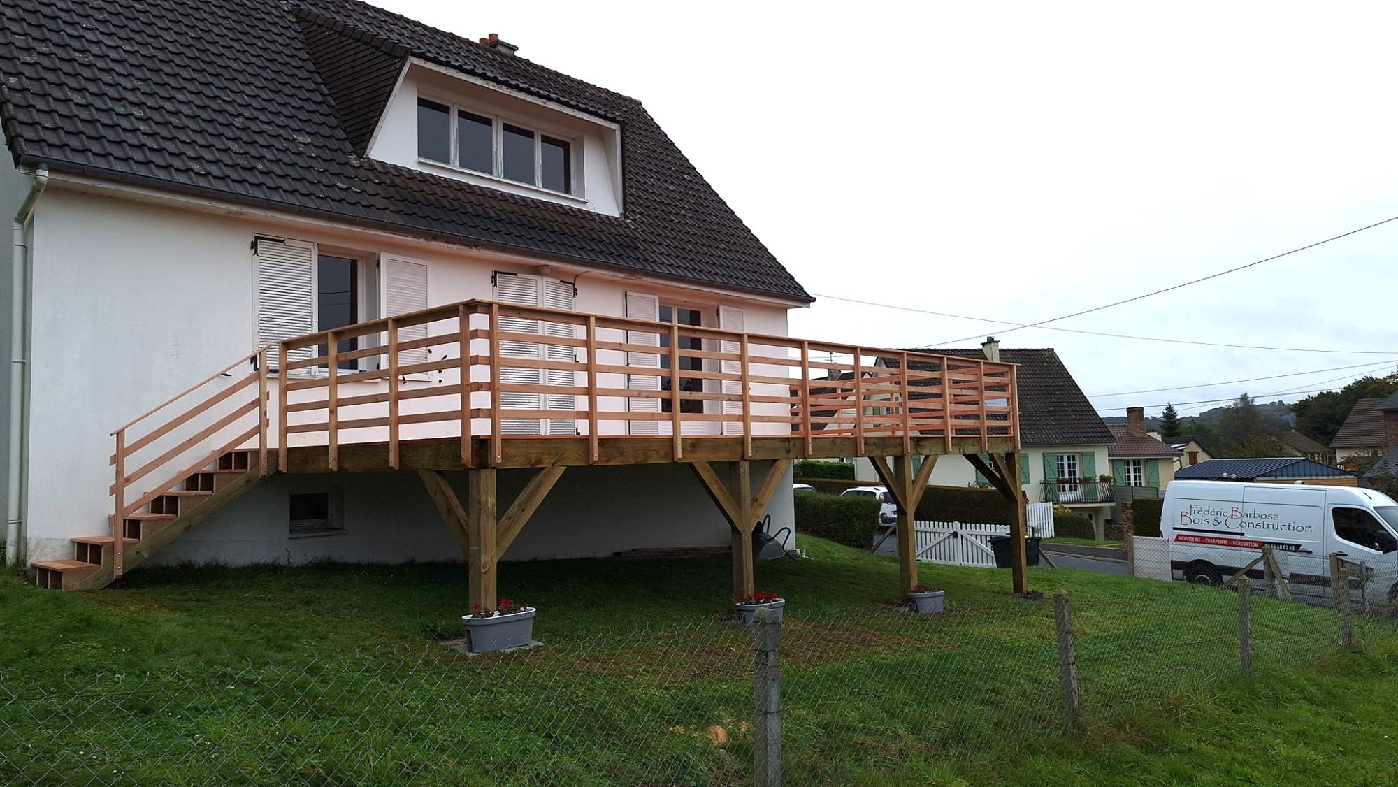 Réalisation d'une terrasse en douglas sur pilotis prés de Collevillee