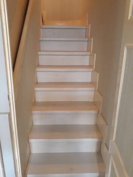 Rénovation d'un escalier Saint-Léonard près de Fécamp : pose d'un parquet stratifié chêne sur marches par un artisan menuisier