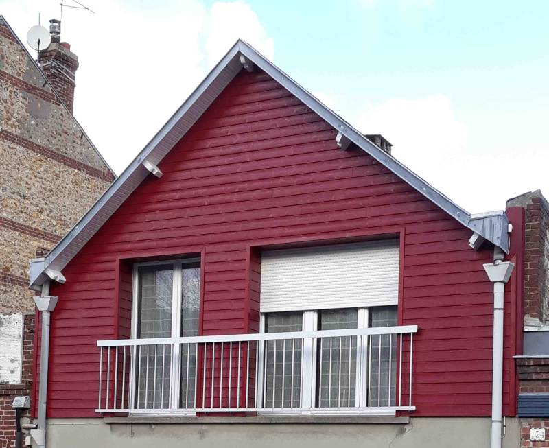 Artisan menuisier pour la pose d'un bardage bois extérieur à Fécamp : isolation d'une façade d'une maison