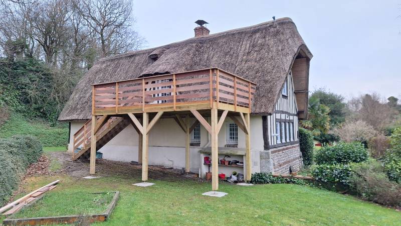 Terrasse sur pilotis en cumaru et escalier bois extérieur à Fécamp par FBBC