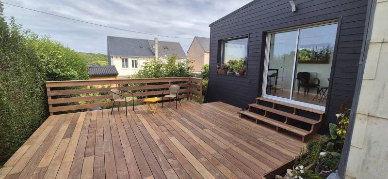 Réalisation d'une terrasse bois exotique sur mesure pour une maison de ville 5.00 m x 6.00 m à Fécamp