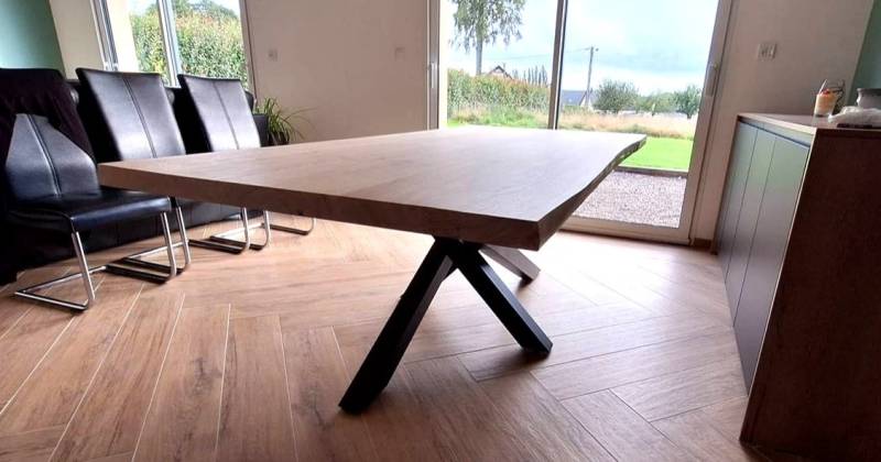 Fabrication d'une table sur mesure en chêne massif sur la commune de Tourville les Ifs